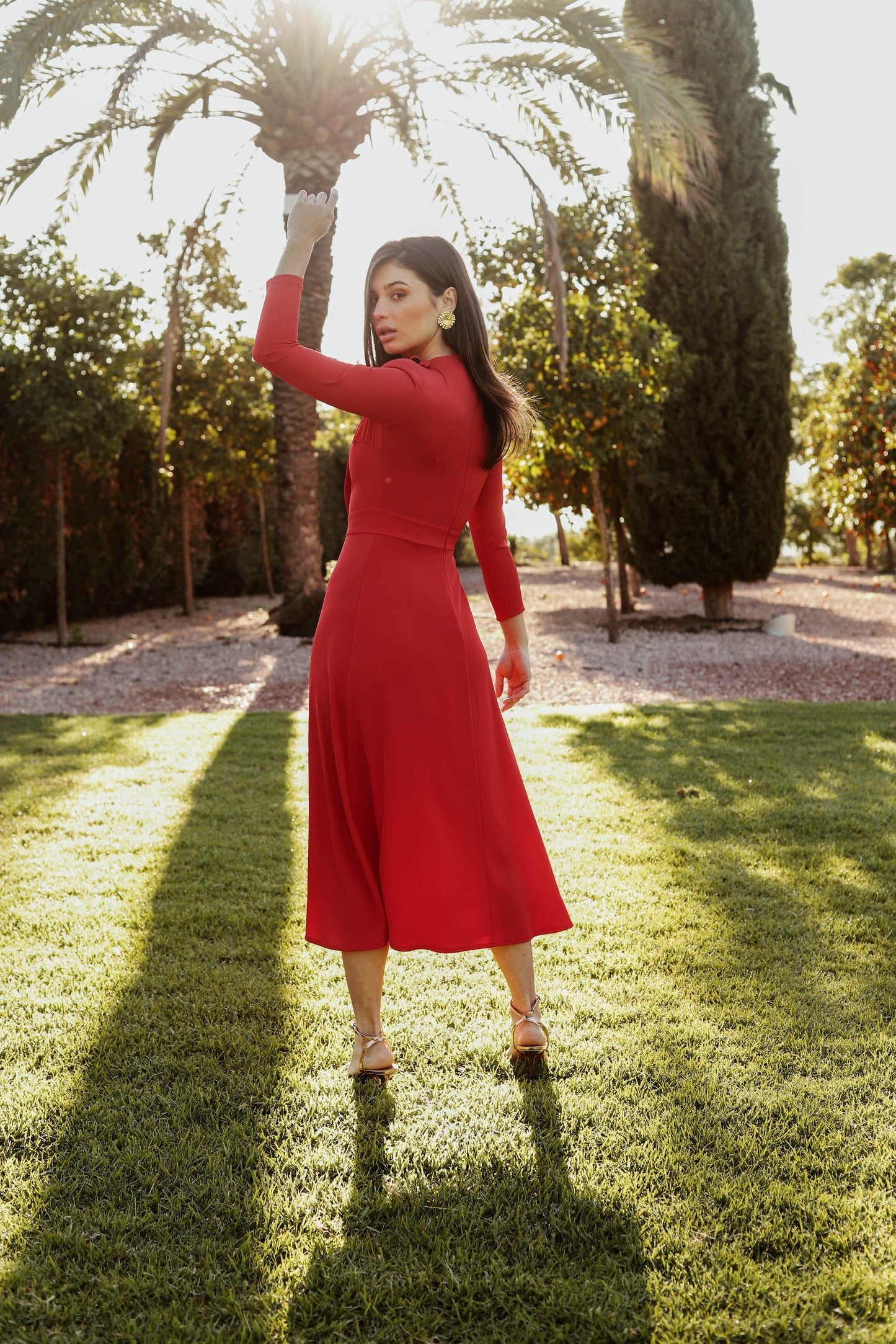 VESTIDO ROJO BOTONES HOMBRO CAPA