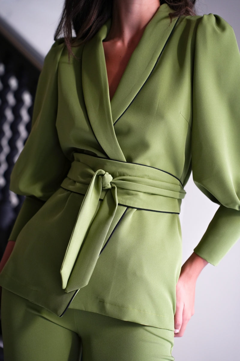Traje oliva vivo contraste