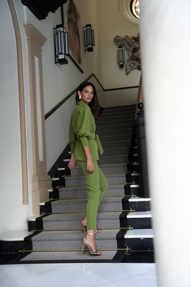 Traje oliva vivo contraste