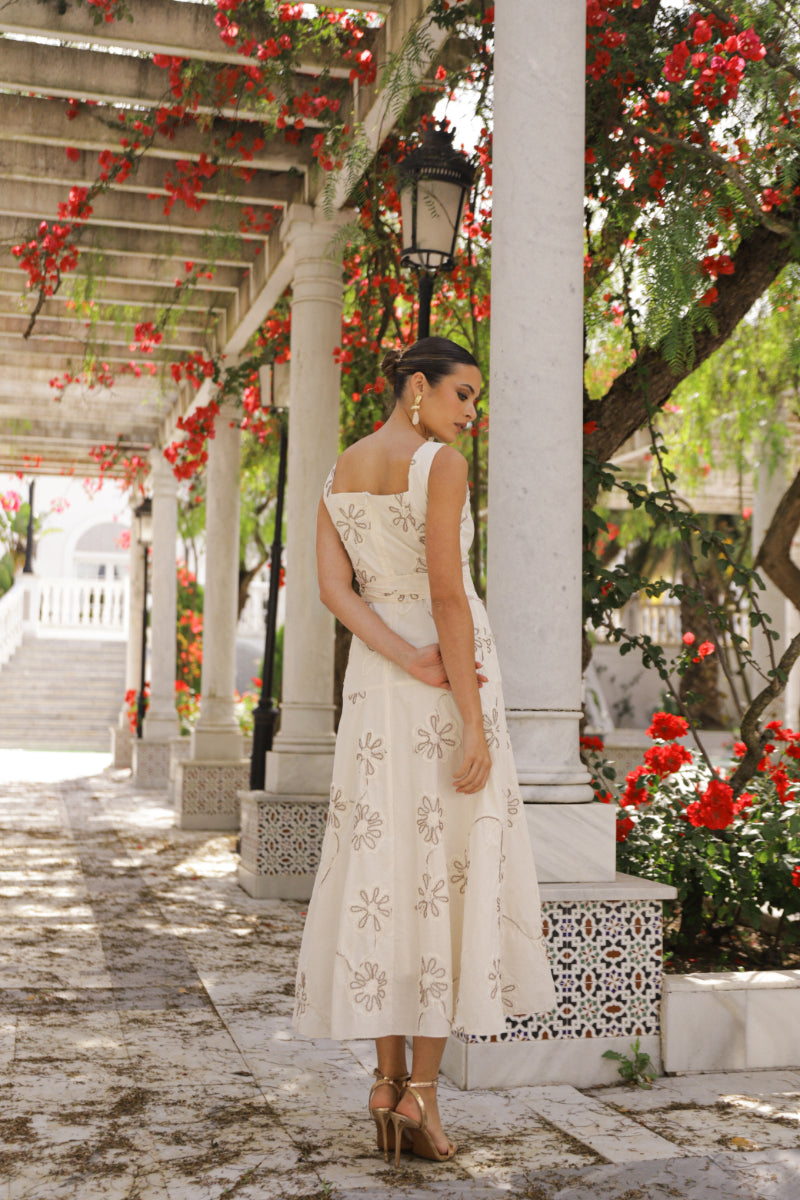 Vestido bordado camel fajín fleco
