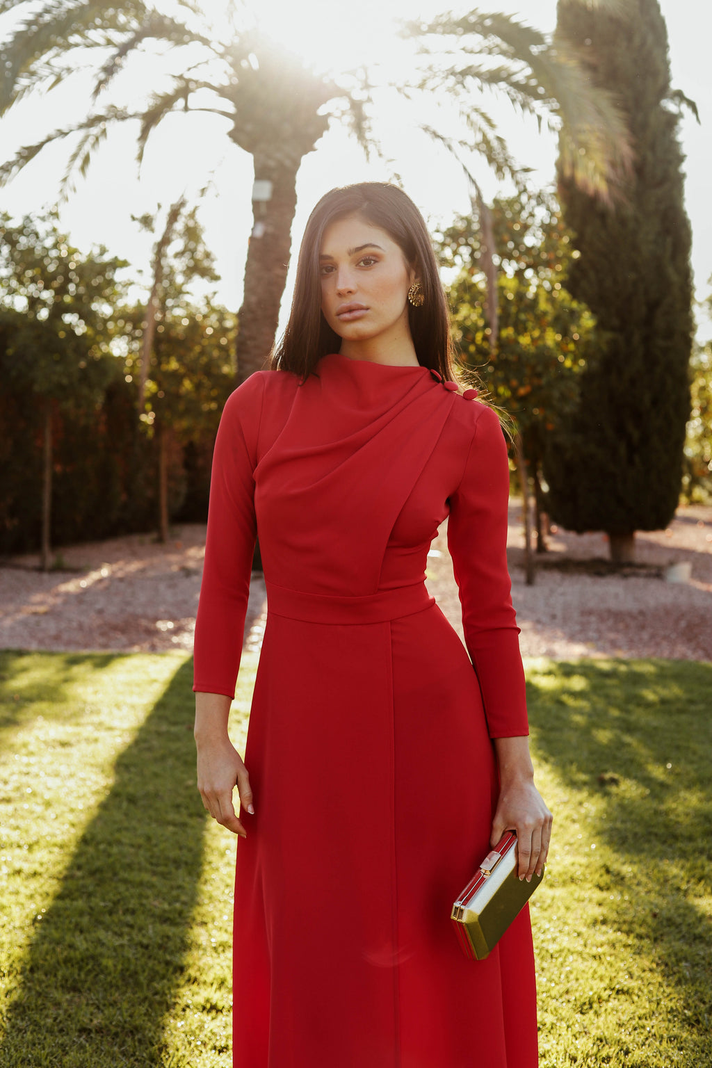 VESTIDO ROJO BOTONES HOMBRO CAPA