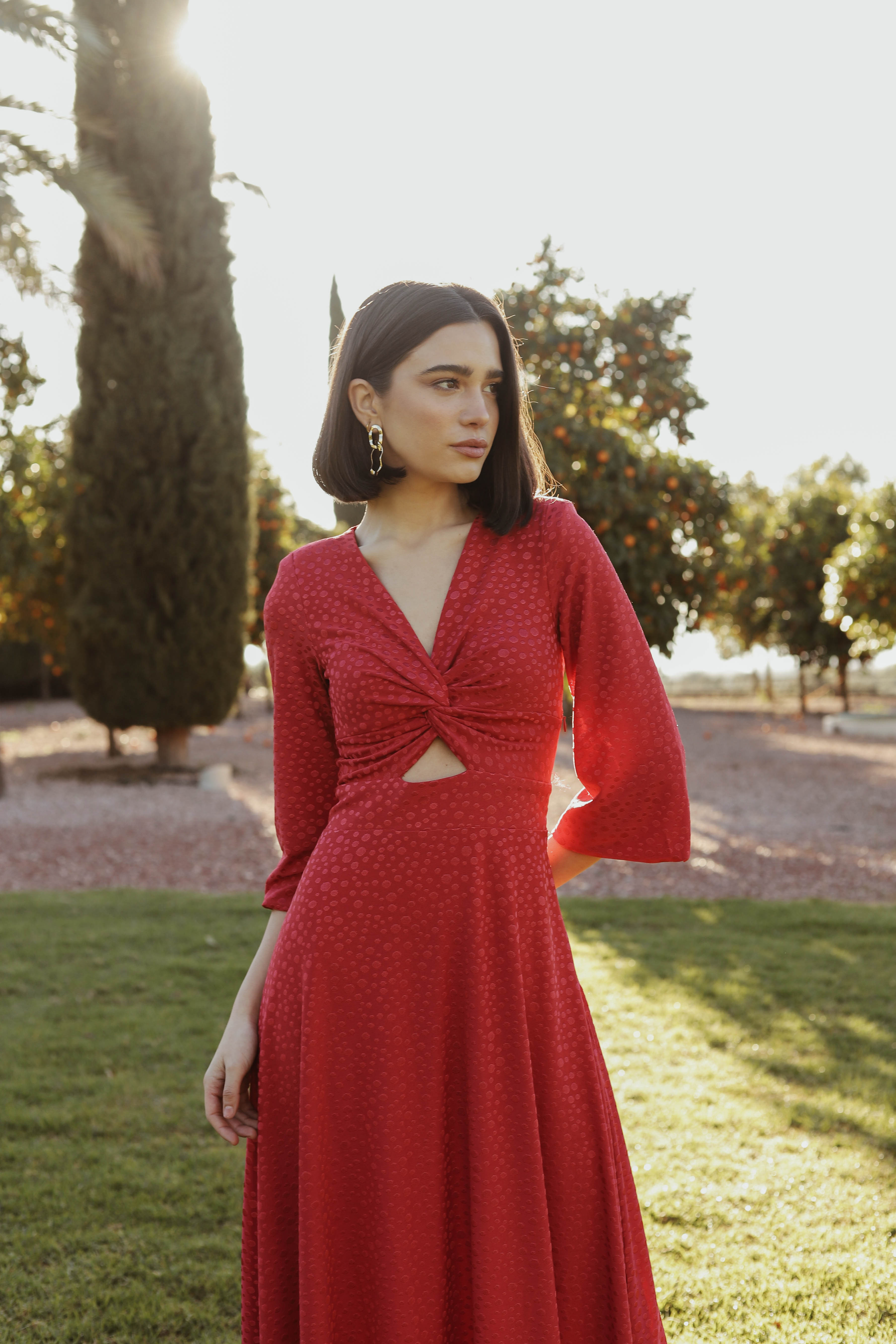 VESTIDO CARMÍN TOPOS NUDO