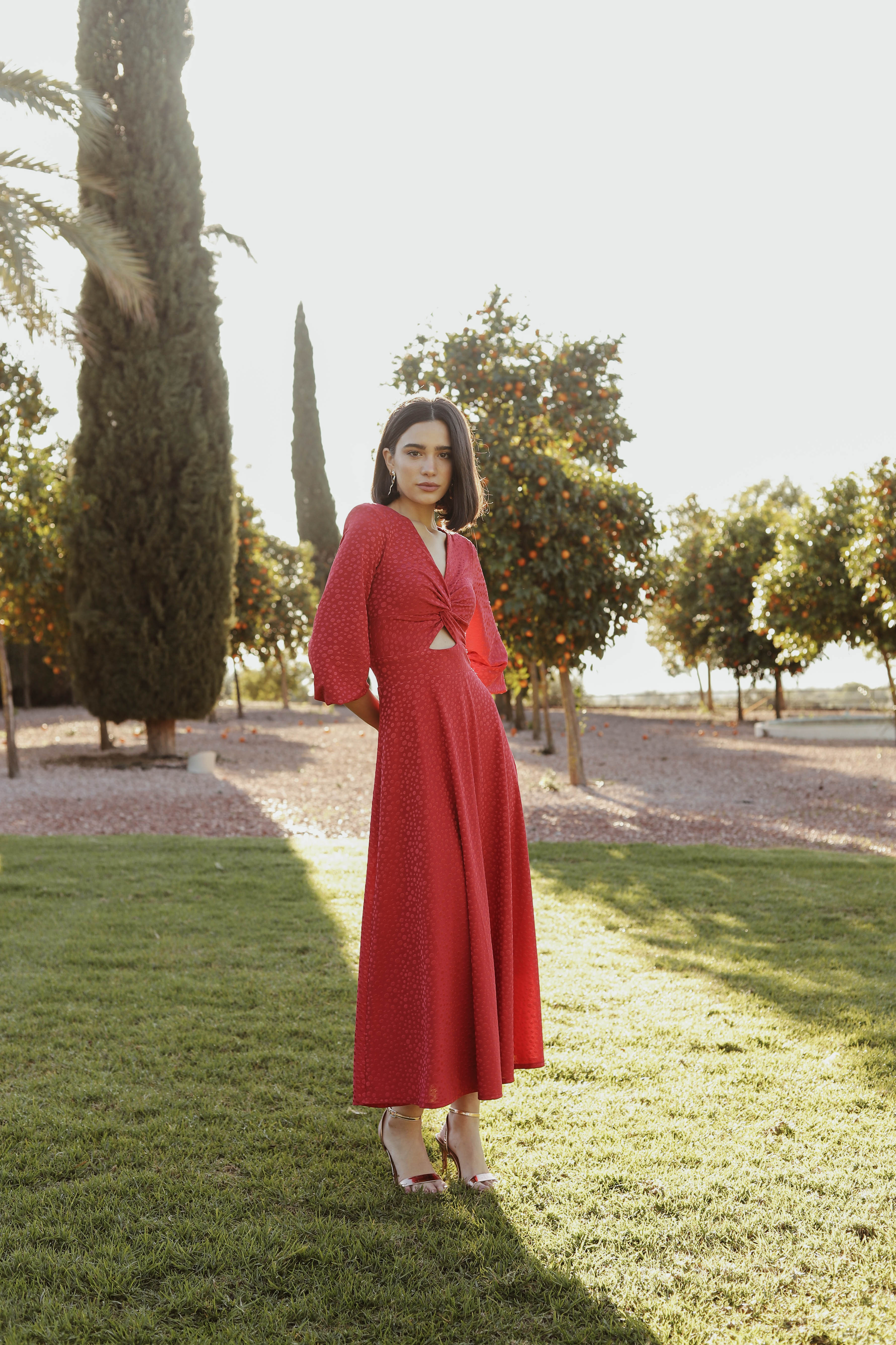 VESTIDO CARMÍN TOPOS NUDO