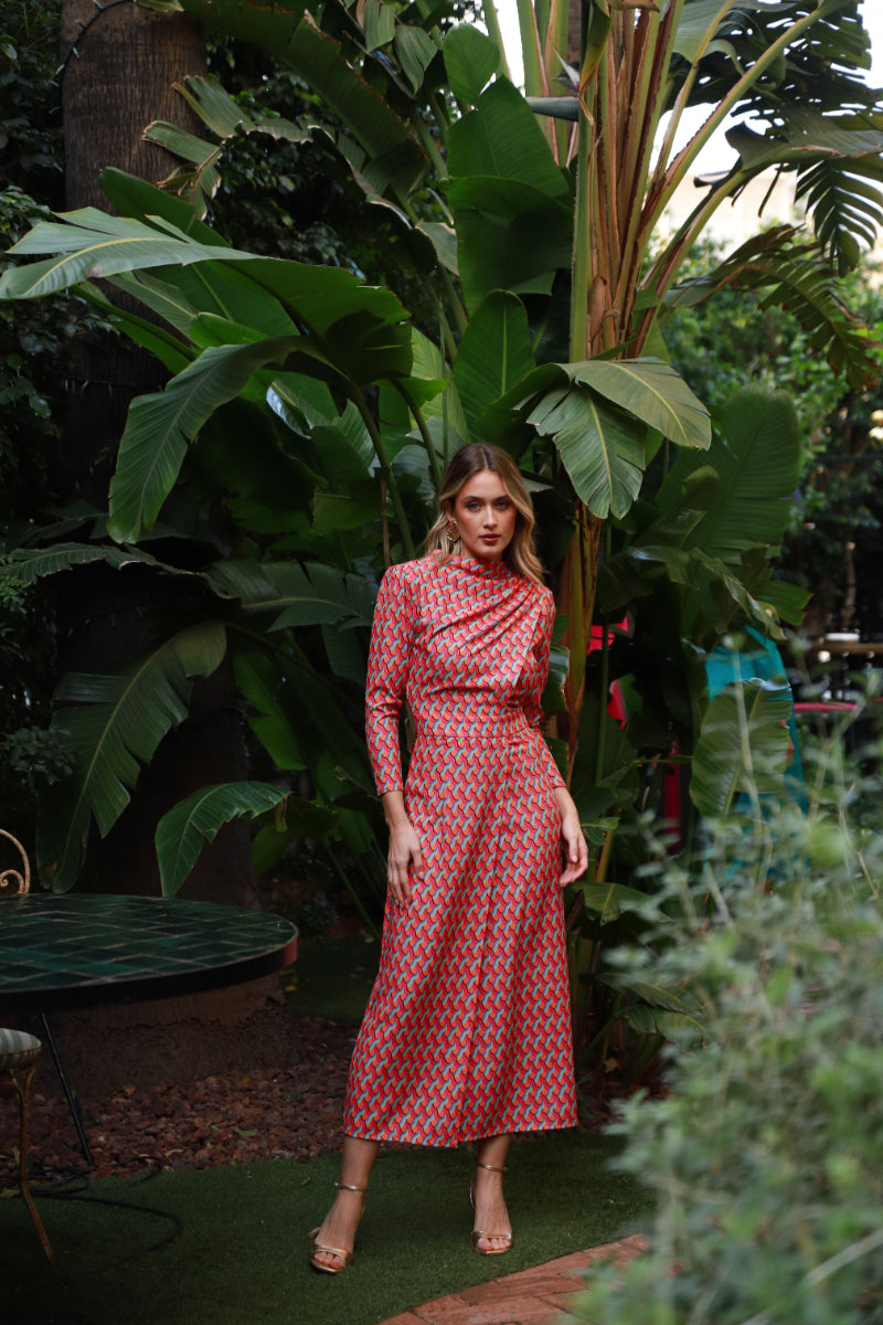 Vestido geométrico pliegues