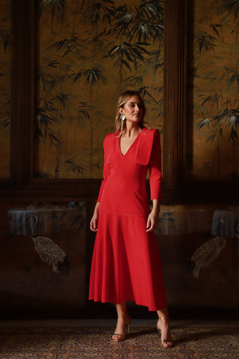Vestido rojo solapas vivo raso
