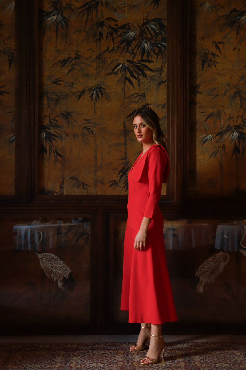 Vestido rojo solapas vivo raso