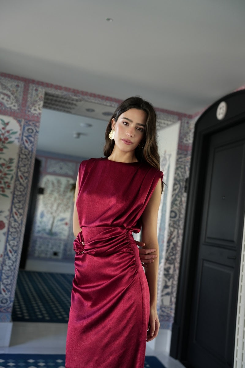 Vestido RUBÍ raso hombreras hebilla