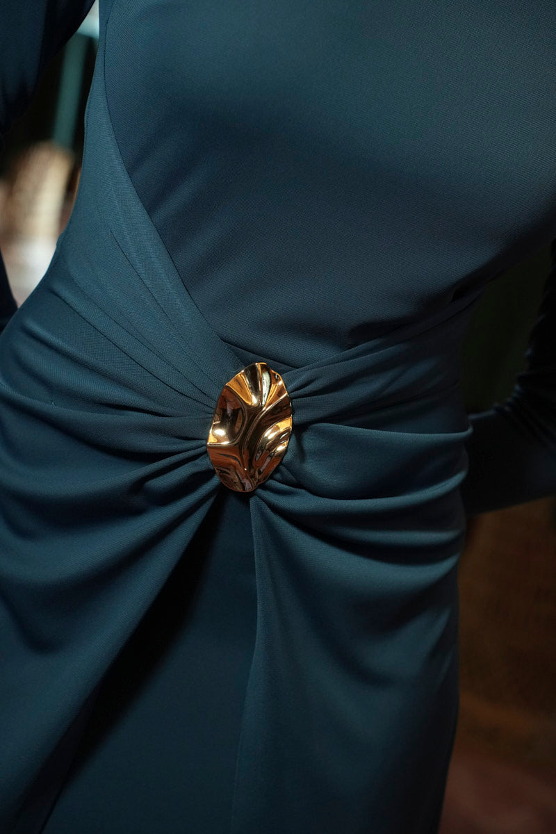 Vestido hebilla oro falda drapeado