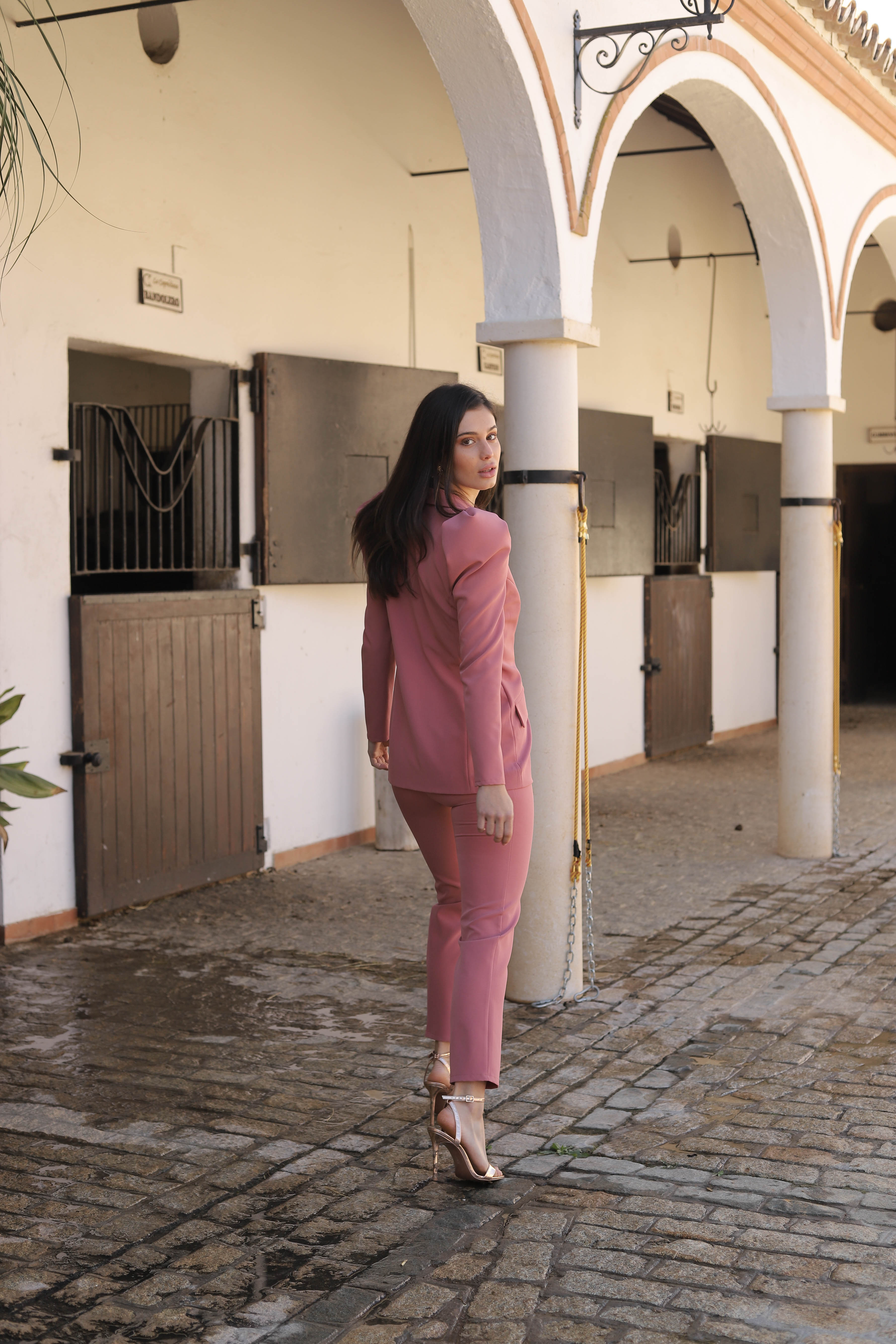 TRAJE ROSA EMPOLVADO MANGA ABOLLONADA