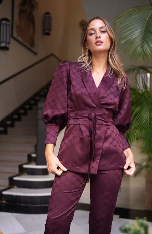 Traje jacquard burdeos