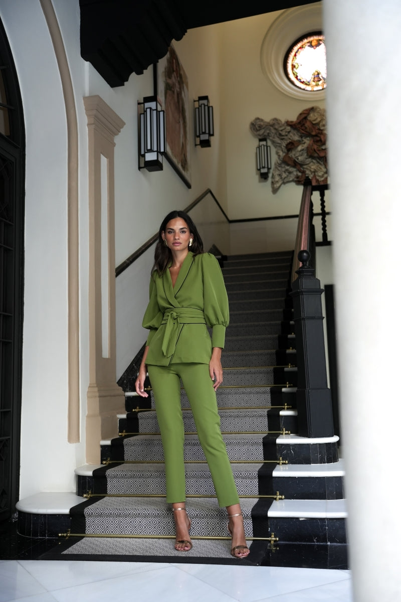 Traje oliva vivo contraste