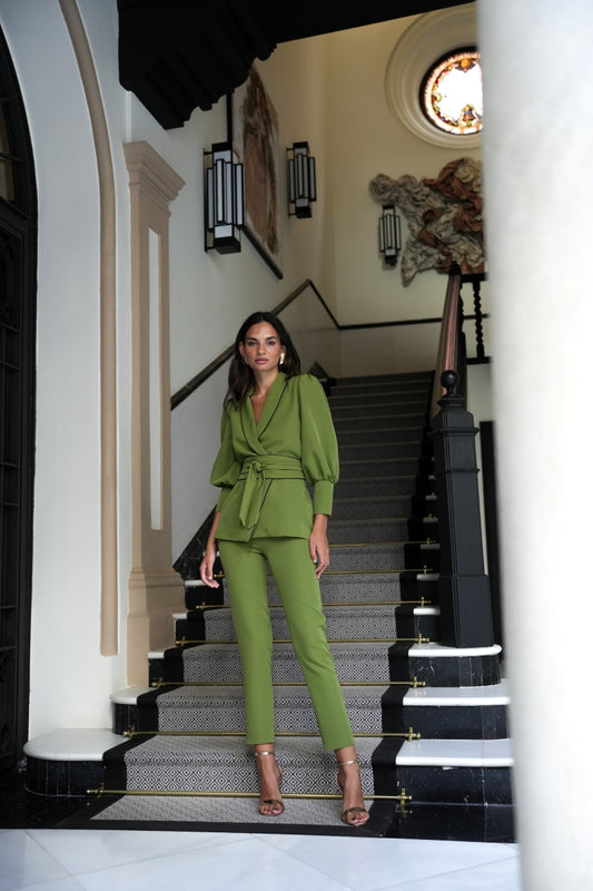 Traje oliva vivo contraste