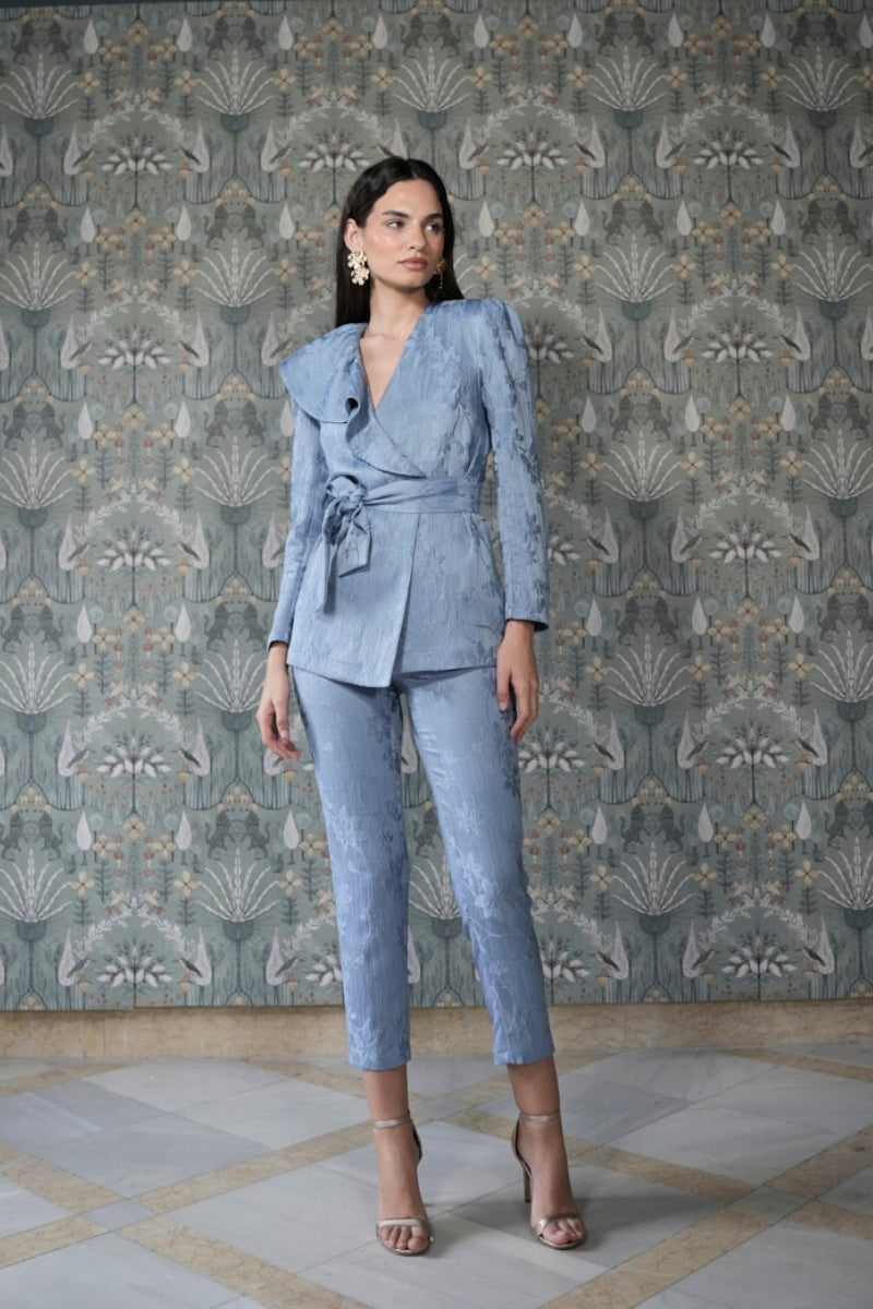 Traje jacquard celeste volante