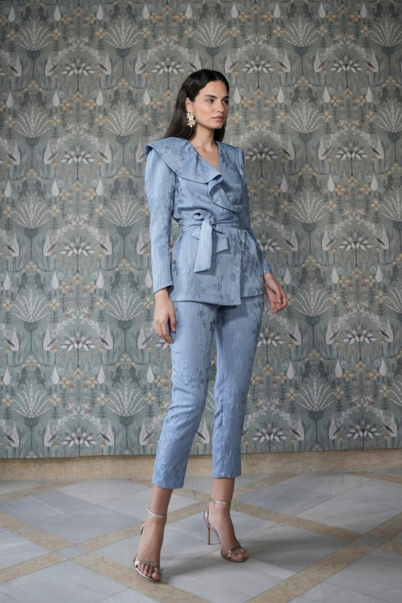 Traje jacquard celeste volante