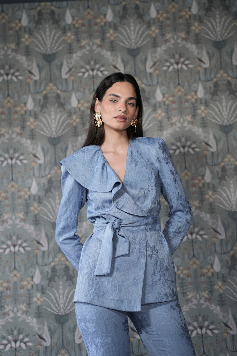 Traje jacquard celeste volante