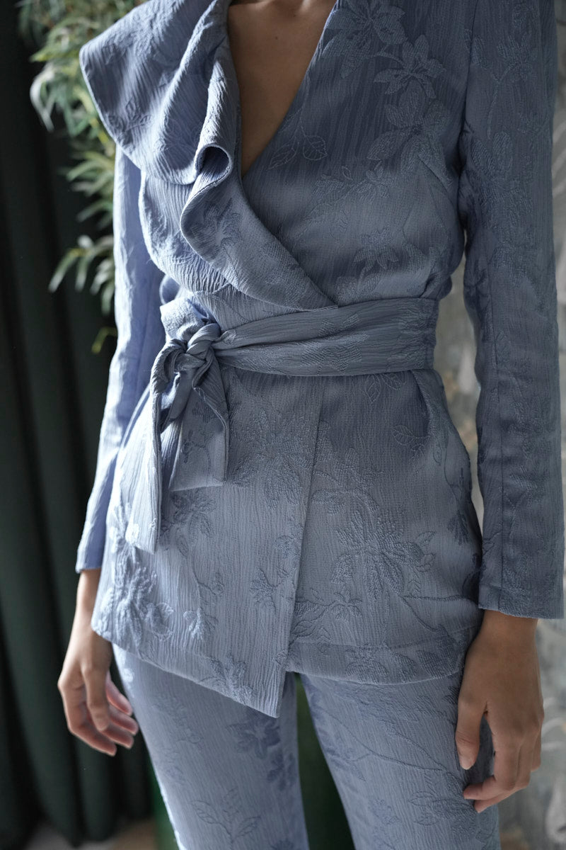 Traje jacquard celeste volante