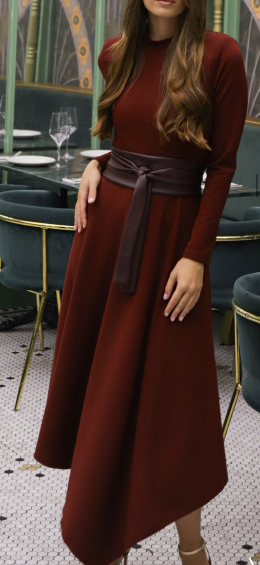 Vestido punto liso bajo pico fajín