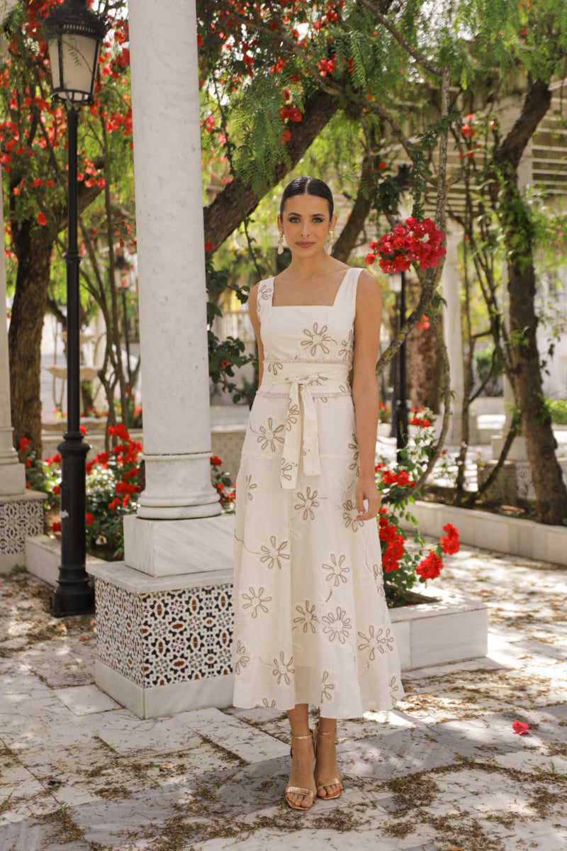 Vestido bordado camel fajín fleco