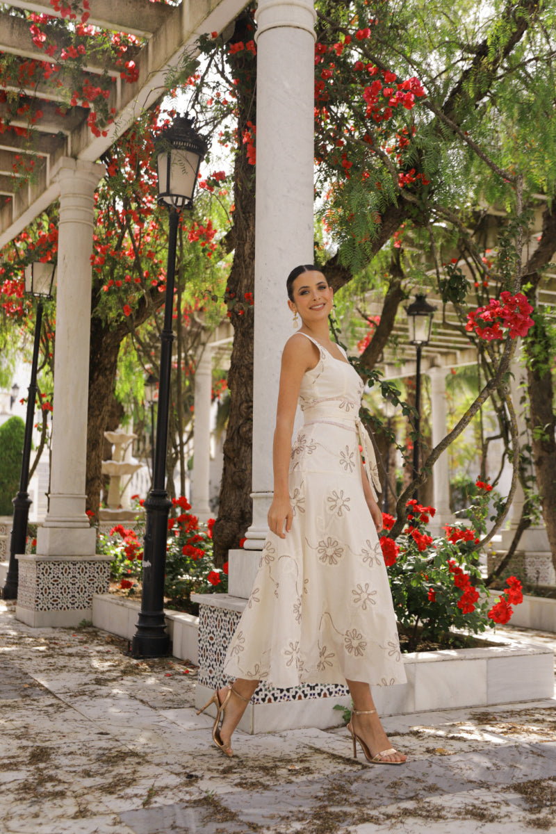 Vestido bordado camel fajín fleco