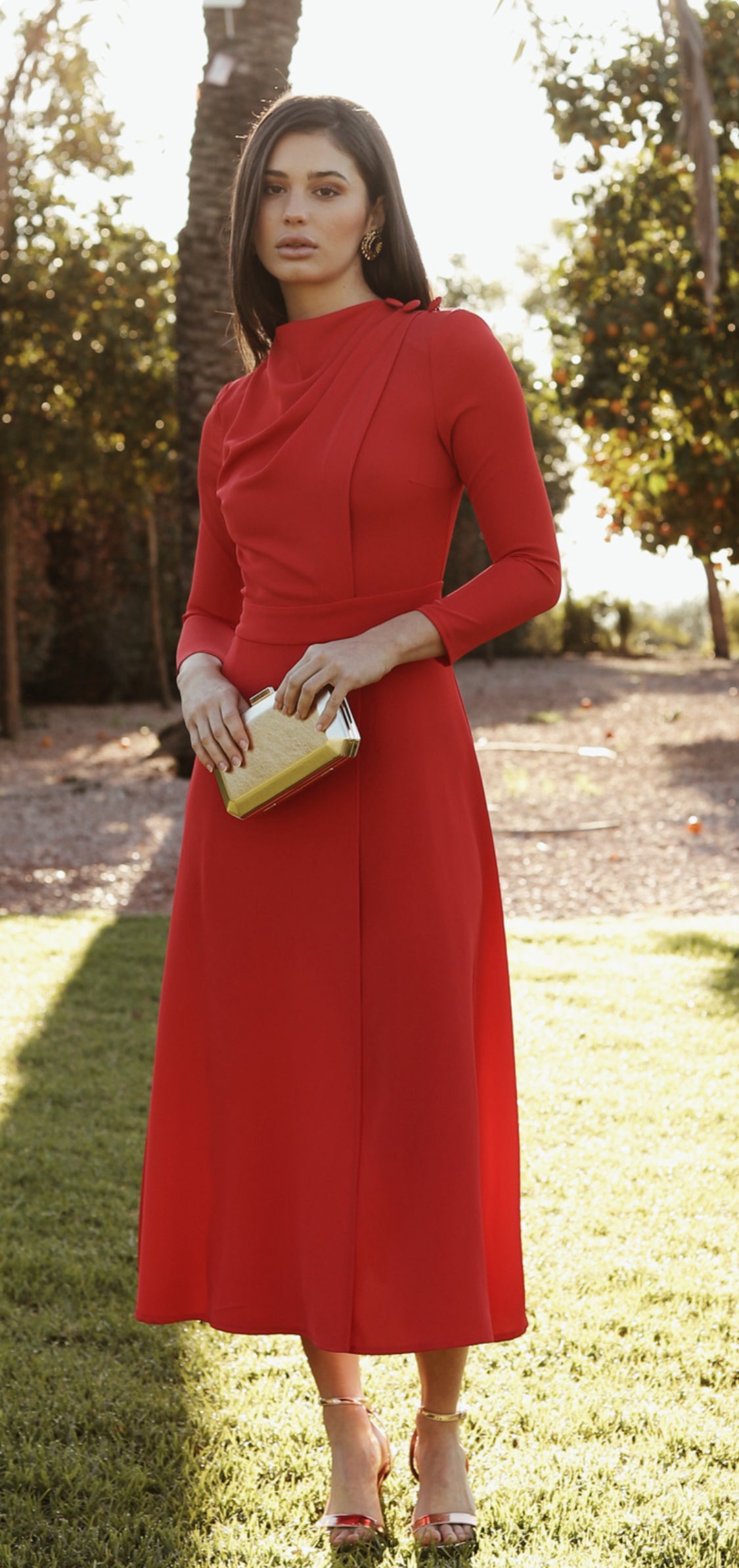 VESTIDO ROJO BOTONES HOMBRO CAPA