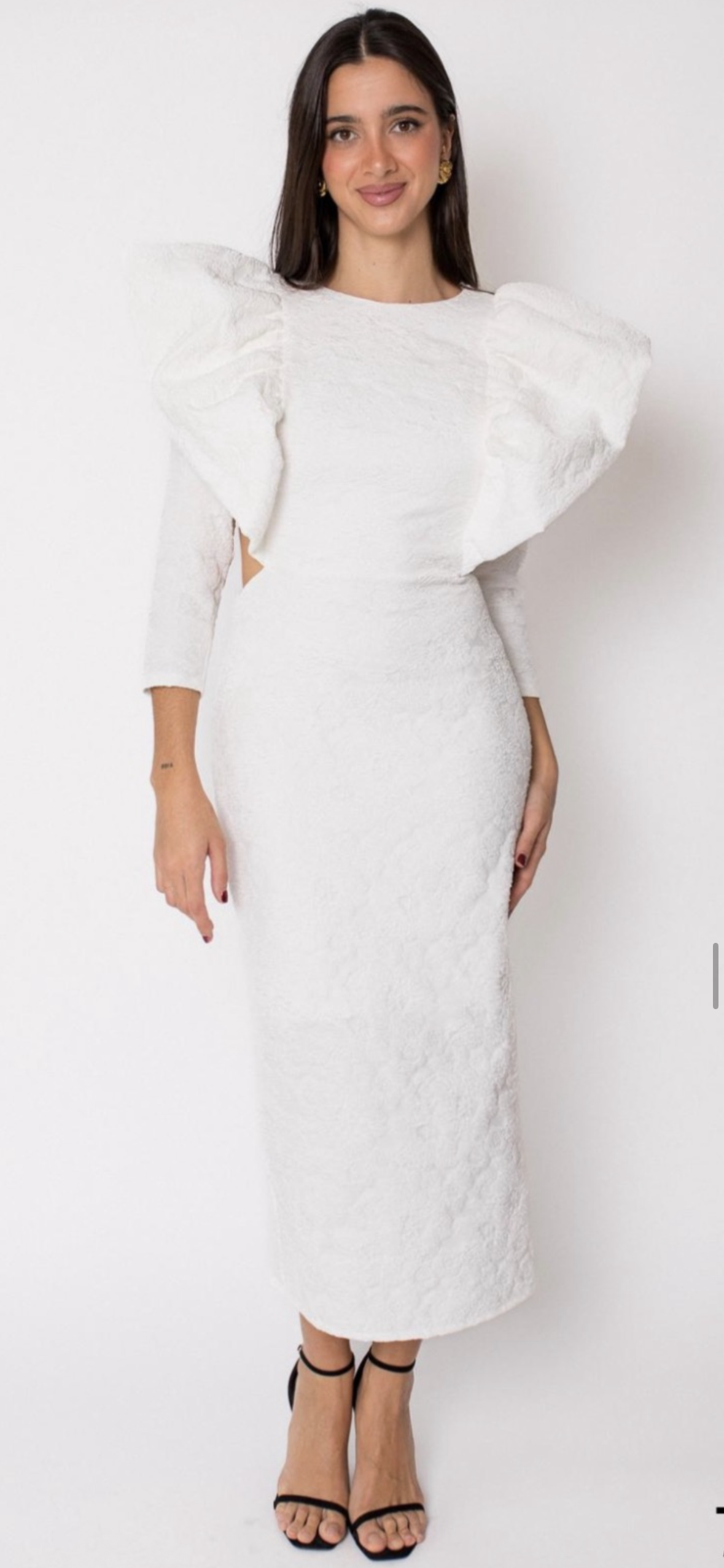 VESTIDO VOLANTES HOMBROS, ESPALDA DESCUBIERTA BROCADO