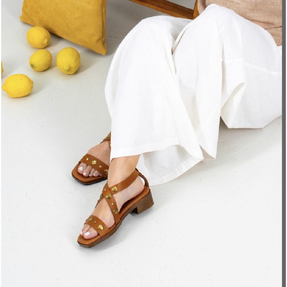 Sandalia Piel Tachas