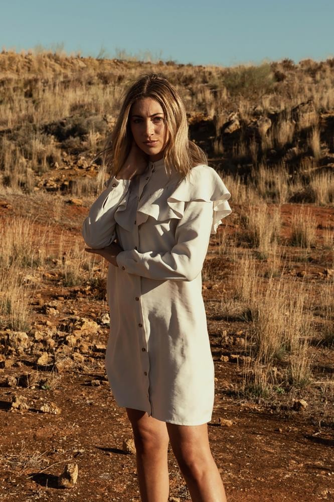 VESTIDO ARENA ABOTONADO VOLANTE ESCOTE